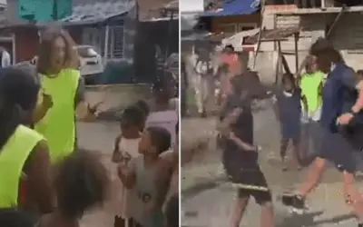 Video: Puyol jugó un partido en una cancha de tierra con niños en Buenaventura