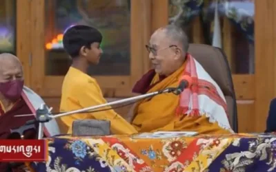 Dalai Lama genera polémica mundial tras besar a un niño en la boca.