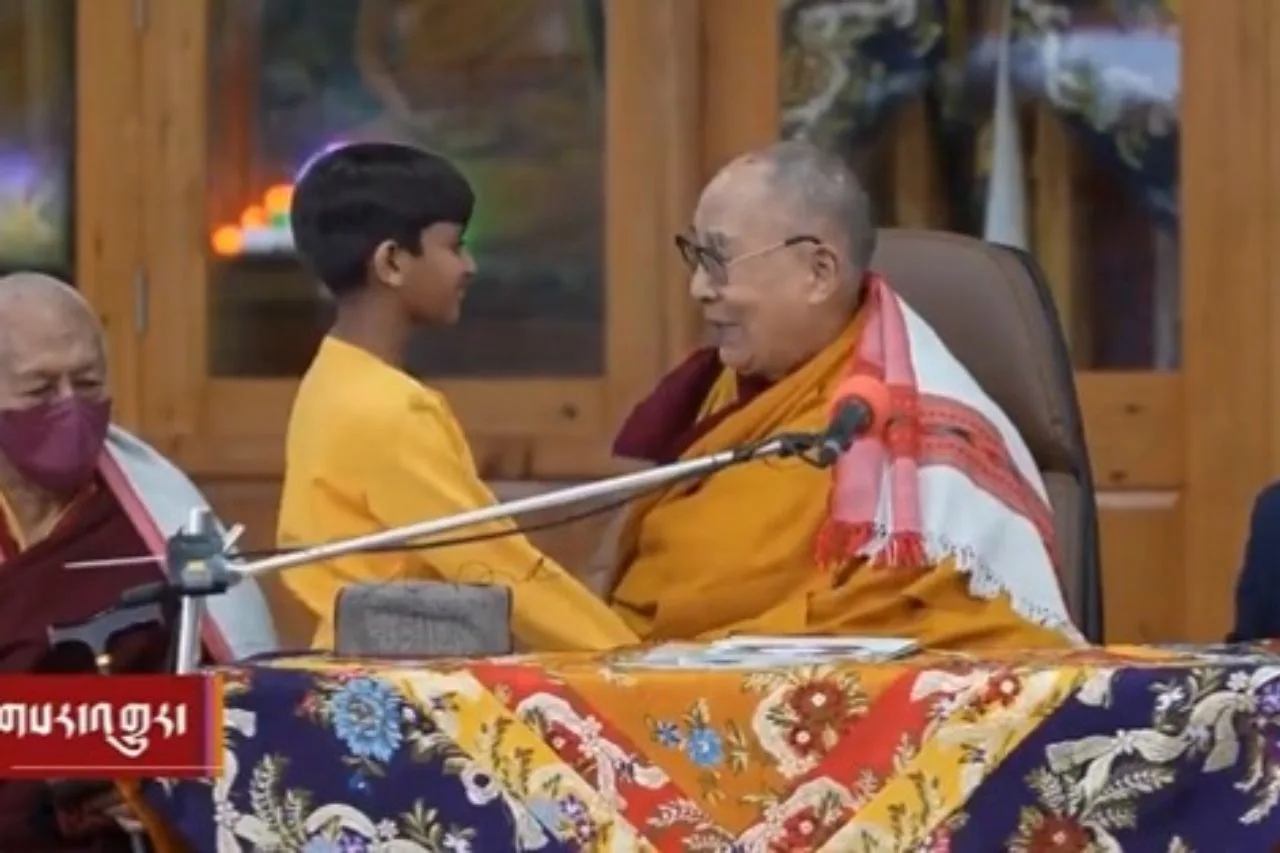 Dalai Lama genera polémica mundial tras besar a un niño en la boca.