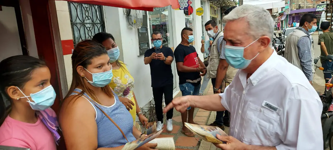 Álvaro Uribe salió a las calles en busca de apoyo para el Centro Democrático
