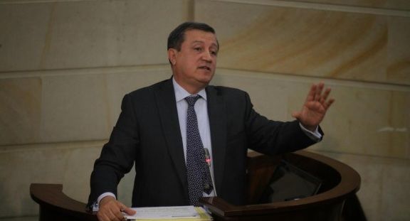 Ernesto Macías no aspirará nuevamente al Senado