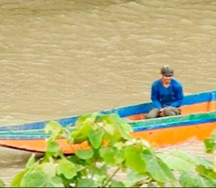 Iván Mordisco fue fotografiado navegando en un río del Caquetá