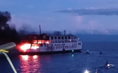 Voraz incendio de un barco en Filipinas