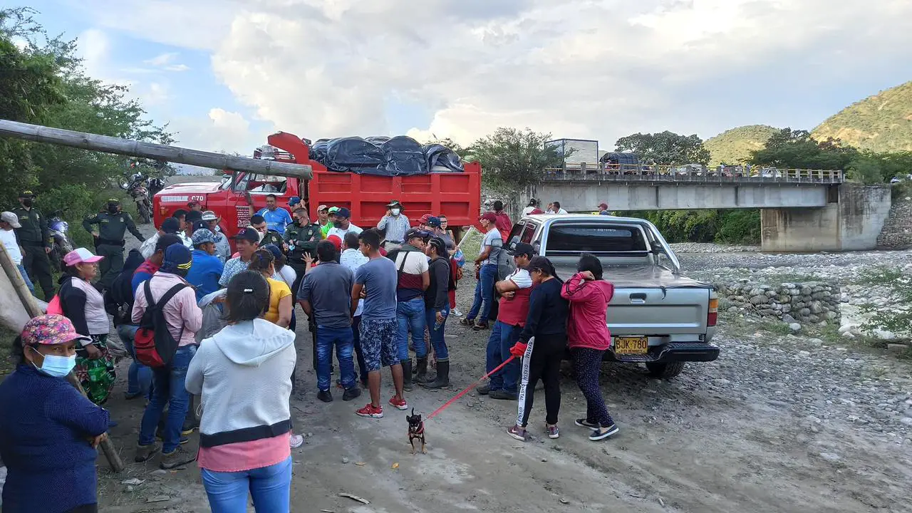 Doblemente colombianos continúan inconformes por arreglo del puente