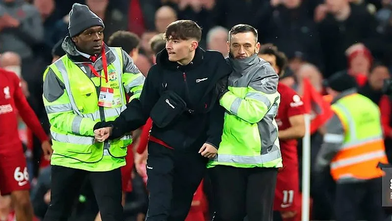 Hincha del Liverpool se metió a la cancha y lo vetaron de por vida