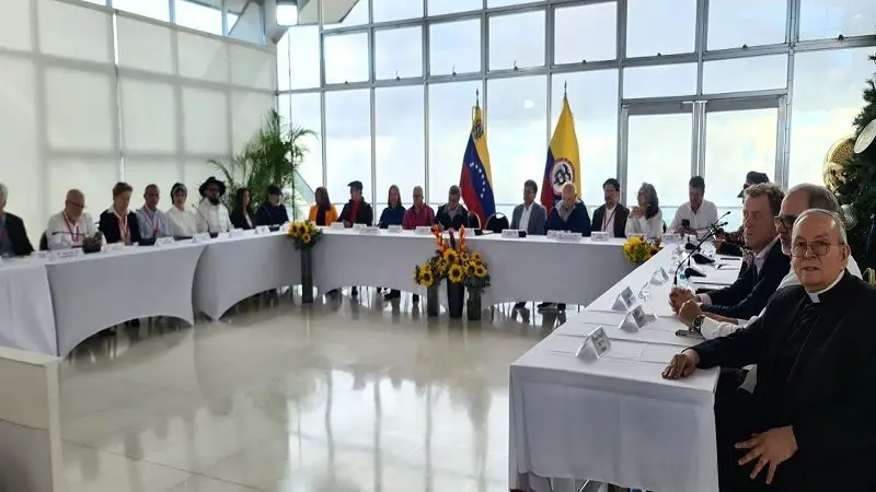 Se instalaron mesas de negociaciones entre el ELN y el Gobierno colombiano