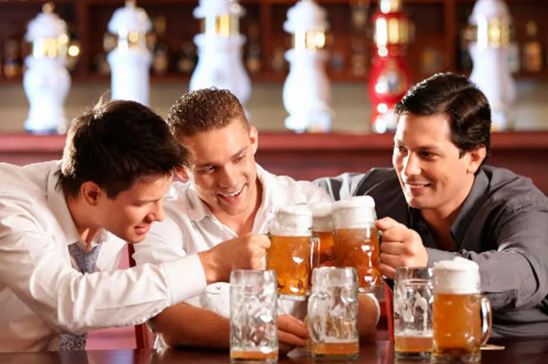 ¿El alcohol cambia la orientación sexual de los hombres heterosexuales? Un estudio revela resultados sorprendentes