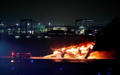 Un avión chocó contra una aeronave militar en Tokio