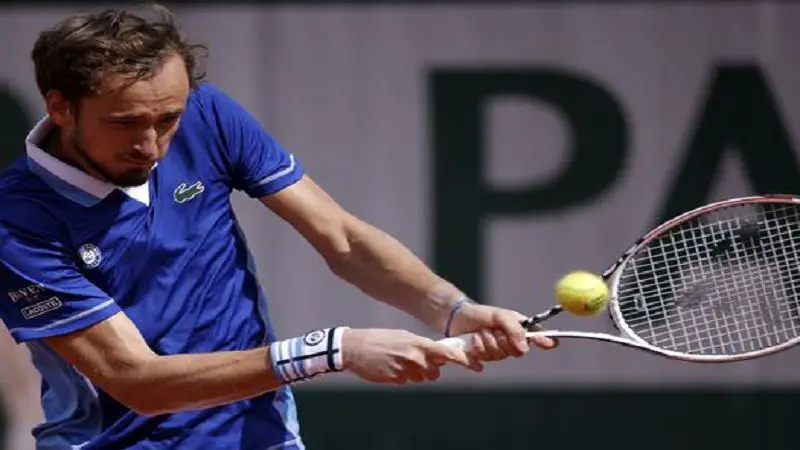 El ruso Daniil Medvedev y la española Paula Badosa debutaron con triunfos en Roland Garros