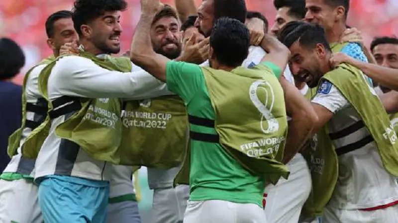 Irán le ganó agónicamente a Gales y lo puso contra las cuerdas