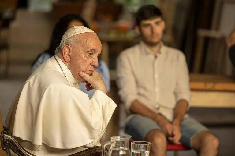 El Papa habló de pedofilia, aborto, y hasta de su salario en un documental.