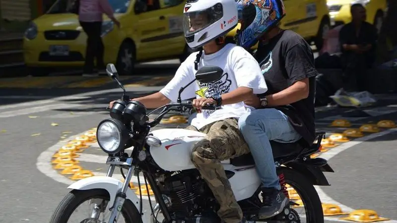 En Bogotá prohibirán el parrillero en moto