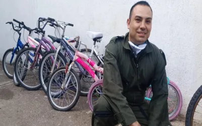 Un policía con un corazón gigante: Restaurando bicicletas para niños necesitados en Yaguará