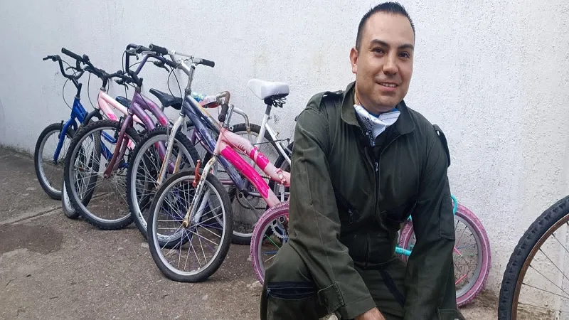 Un policía con un corazón gigante: Restaurando bicicletas para niños necesitados en Yaguará