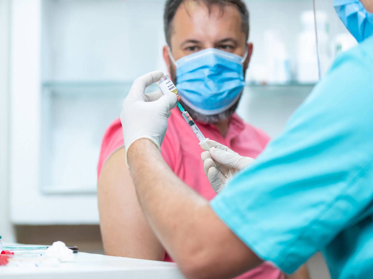 Trabajadores podrán ir a vacunarse contra la covid-19 sin que les descuenten su día laboral