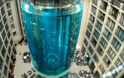 Estalló el mayor acuario cilíndrico del mundo