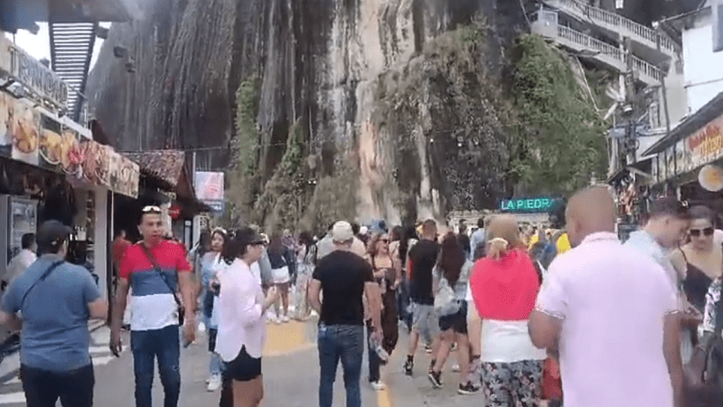 Video: desprendimiento de material en la piedra del Peñol de Guatapé dejó varios heridos