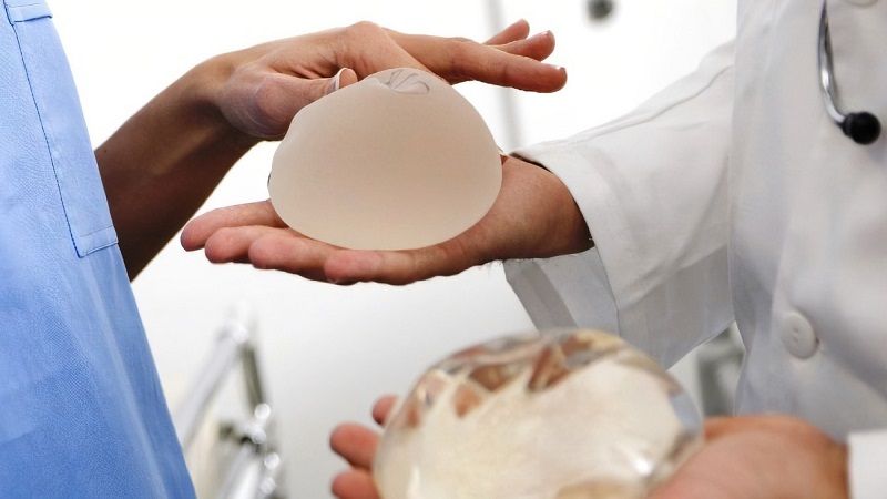 Mujeres alertan sobre importantes daños en la salud a raíz de implantes mamarios