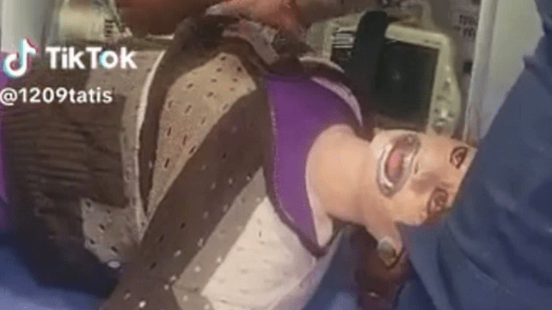 Video: Investigan caso de paramédicos que ‘atendieron’ a muñeca de trapo en una ambulancia